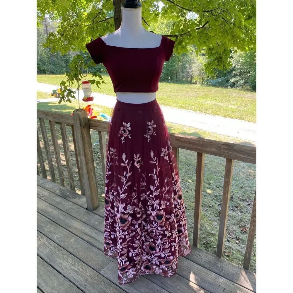 Trixxi Women's Off the Shoulder Crop and Embroidered Skirt Set Size 3